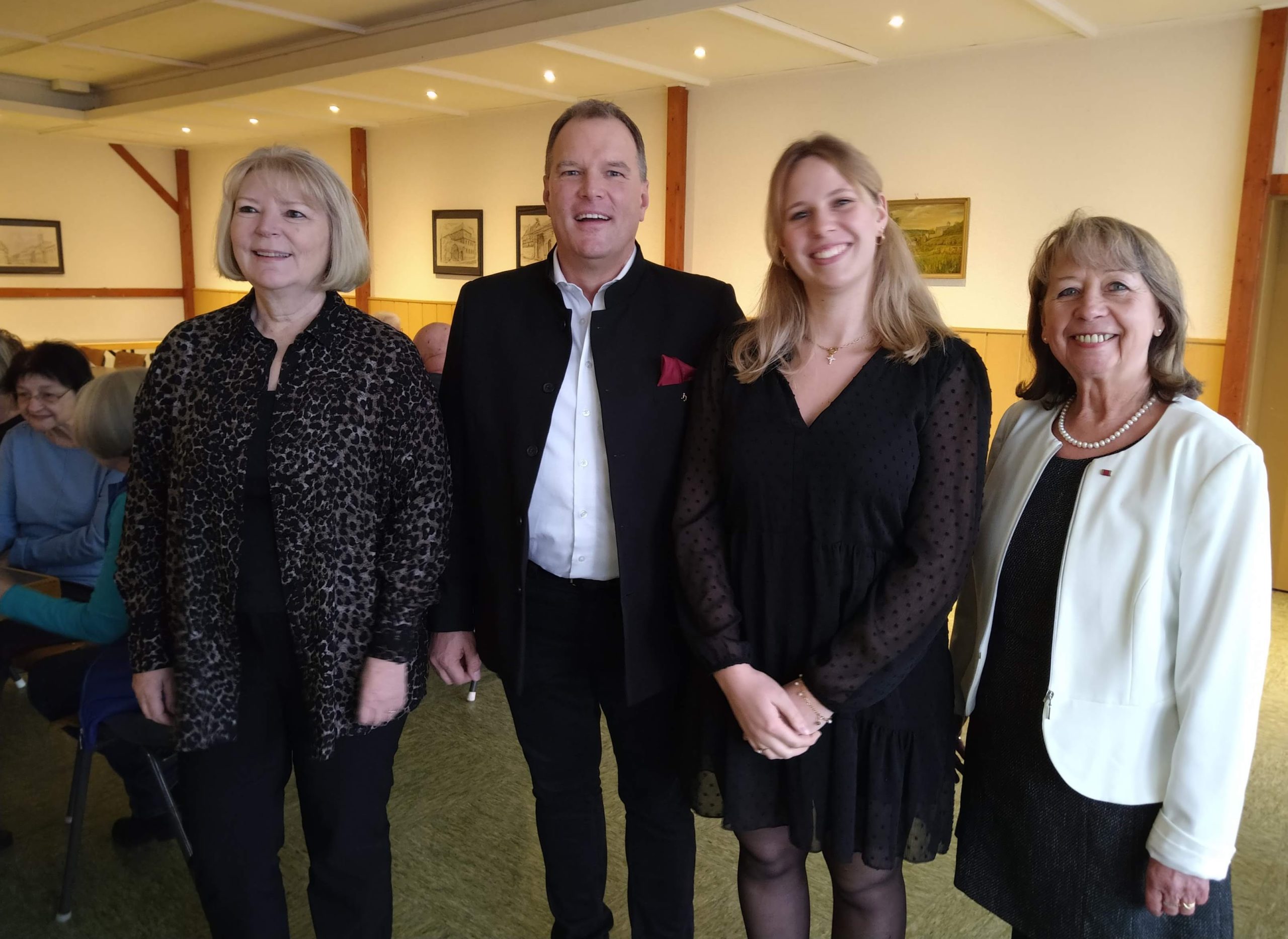 Ingrid Nysten und Hannelore Seitz mit Eberhard und Franziska Fasel
