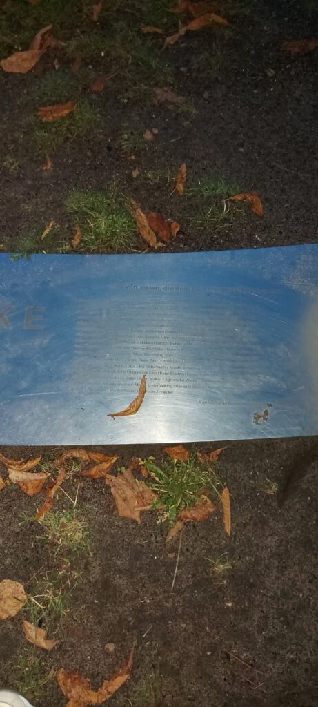 Tafel mit den Namen der Unterstützer des Dankmals