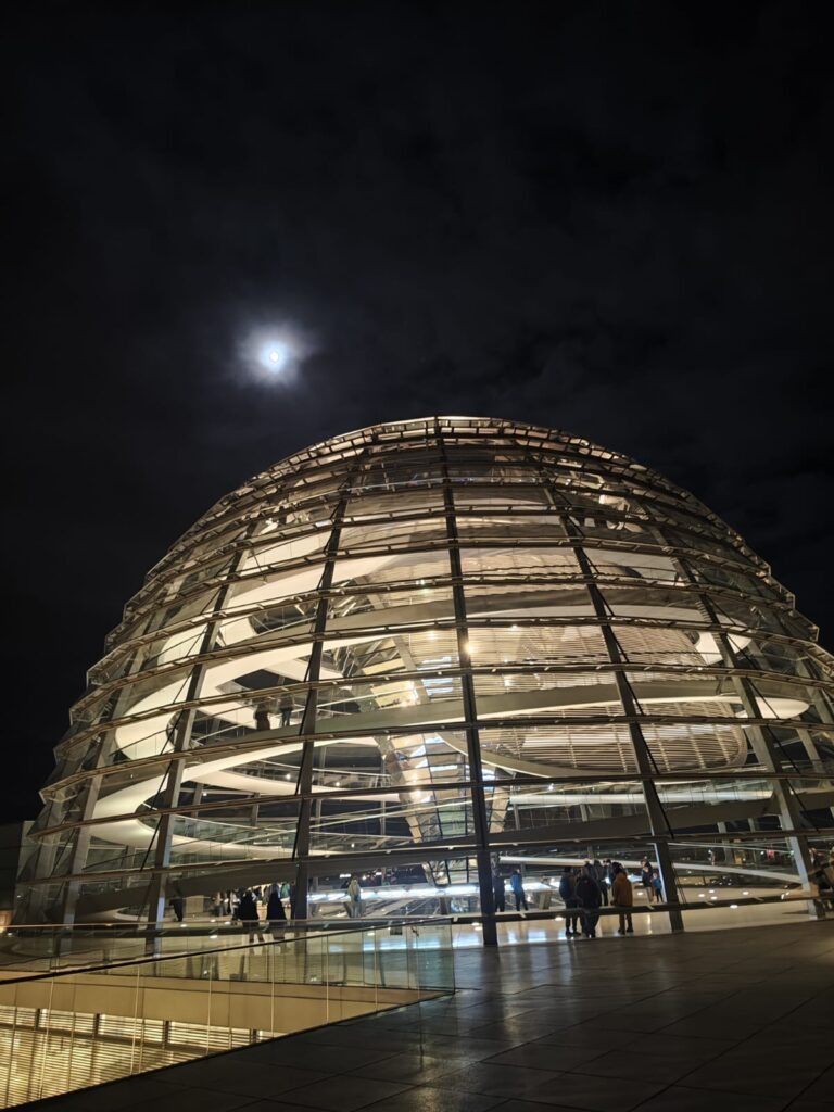 Kuppel des Bundestages mit Vollmond